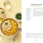 Gemüsecurry mit Kichererbsen, Rezept mit Zutatenliste und Anleitung. Zwei Schalen mit Curry und Reis, Glas Wasser, Schälchen Kräuter.