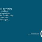 Text: „Vertrauen ist der Anfang... Organisationen gibt.“ Unten rechts: „01“. Hintergrund in Dunkelblau.