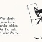 Text: "Wer glaubt, kann keine Wunder erleben. Bei Tag sieht man keine Sterne." Rechts: Silhouette einer Figur am Tisch.