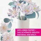 Text: "WIR LIEBEN PAPIER – DAS SCHÖNSTE KREATIVMATERIAL DER WELT!" Papierblumen in einer weißen Vase.