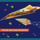 "FALTEN UND DURCHSTARTEN!" Zwei gefaltete Papierflugzeuge fliegen vor einem blauen Hintergrund mit bunten Sternen.