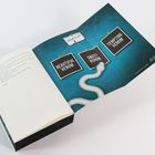Ein aufgeklapptes Buch enthält die Wörter „BEAUTIFUL VENOM“, „SWEET VENOM“, „TEMPTING VENOM“ mit einem weißen Schlangenmuster.
