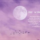 Text: „DIE ACHSEN“ und „Mit jedem Schritt auf meiner Reise... zurückführt.“ Vollmond am lila Himmel, Vögel fliegen.