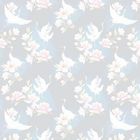 Sanfte Illustration von fliegenden Kranichen und pastellfarbenen Blumen auf einem hellgrauen Hintergrund.