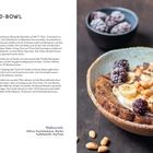BANANA-BREAD-BOWL Rezept und Nährwerte. Links Zutaten und Schritte. Rechts Bowl mit Beeren und Bananen dekoriert.