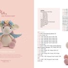 "Pia, das Pegasus-Baby" und "VON LITTLEAQUAGIRL (ERINNA LEE)" ergänzt durch Häkelanleitung und Materialien. Zeigt gehäkeltes Pegasus.