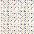 Wiederholtes Muster mit bunten Lichterketten in Rot, Grün, Gelb, Blau, und Rosa. Verschnörkeltes Design auf weißem Hintergrund.