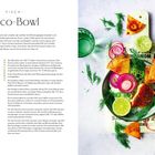 Das Bild zeigt ein Rezept für "Fisch-Taco-Bowl", Zutaten und Zubereitung. Rechts eine bunte Bowl mit Limetten, Avocado und Tortillas.