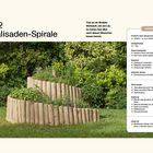 Holz #2 Holzpalisaden-Spirale. Eine spiralförmige, erhöhte Pflanzstruktur aus vertikal aufgestellten Holzstämmen im Grünen.