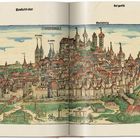 „NVRNBERGA“ und „Nurmberg“ oben. Mittelalterliche Stadtansicht mit vielen Gebäuden, Türmen und Stadtmauern.