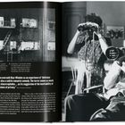 Zitat über "Rear Window" als "delicious terror" und romantische Komödie. Links Bild eines Gebäudes, rechts zwei Personen.