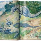 Zwei kämpfende Dinosaurier in einer grünen Landschaft; einer springt, der andere liegt am Boden, umgeben von Bäumen.