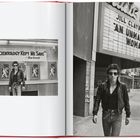 „Scientology Kept Me Sane“ – John Travolta. „An Unmarried Woman“ mit Jill Clayburgh. Mann in Lederjacke und Sonnenbrille.