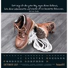 Zitat oben: "Gott zeige dir den guten Weg..." und unten Kalenderblatt: Oktober 2027. Bild: Braune Wanderschuhe auf Holz.