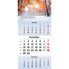 Kalender mit den Monaten Oktober, November, Dezember. Bild: Schneebedeckter Wald mit orangefarbenem Laub.