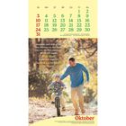 Kalender für Oktober. Zitat: "Hab Mut, Du bist nicht allein. Phil Bosmans." Bild: Vater hilft Kind beim Radfahren im Herbstwald.