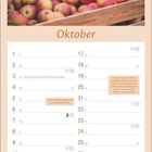 "Oktober" steht groß im Kalender. Bild von Apfelkisten. Wichtige Tage: 3. Tag der Deutschen Einheit, 31. Reformationstag.