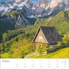 Der Text zeigt einen Kalender für Oktober. Im Hintergrund sind malerische Berge und eine Holzhütte zu sehen.