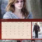 "Oktober." Kalender, montags beginnend. Bild von Frau mit ernster Miene, winterlicher Hintergrund. Drei zusätzliche Fotos darunter.