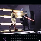 Kalenderblatt für Oktober. Zwei Kämpfer mit Lichtschwertern, einer in hell, der andere in schwarz, in einer futuristischen Szene.