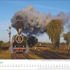 Text: Oktober. Herbstmorgen in der Magdeburger Börde. Eine Dampflokomotive fährt auf einer Strecke durch eine herbstliche Landschaft.