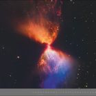 10 | OKTOBER. Leuchtende Gaswolken in Rot, Orange und Blau bilden eine symmetrische Form im Weltraum mit funkelnden Sternen.