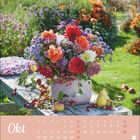 "Okt" und ein Kalender für Oktober sind zu sehen. Ein bunter Blumenstrauß steht auf einem Tisch im Garten.