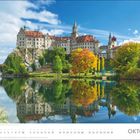 „OKTOBER“ steht unten, darunter ein Kalendarium. Historische Burg auf Hügel mit Herbstbäumen und Spiegelung im Wasser.