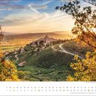 Kalenderseite "oktober" mit Daten und dem Bild einer hügeligen Landschaft bei Sonnenuntergang, umgeben von Bäumen.