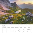 "Oktober-Kalender mit Feiertagen. Hintergrund: Berglandschaft, Sonnenuntergang, alpines Tal mit kleinem See und Felsen."
