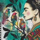 Text: "Oktober". Eine Illustration zeigt ein Profil einer Frau mit buntem Gewand neben drei farbenfrohen Vögeln auf Ästen.