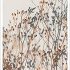 Oktoberkalender mit zarten, schattierten Pflanzenstängeln auf hellem Hintergrund.