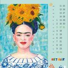 Kalender für Oktober. Illustration: Frau mit Sonnenblumen auf dem Kopf, blau-weißes Kleid und hellem Hintergrund.