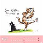 Text: „Den Kater ignorieren“  
Illustration: Ein getigerter und ein schwarzer Kater, einer verdeckt die Augen mit der Tatze. Datum: Oktober.