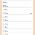 Kalender für Oktober mit Feiertagen und Kalenderwochen. Oben herbstlicher Garten mit Bäumen und Tischgruppe.