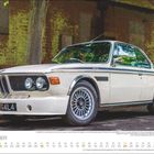 Text: "Oktober", Autonummer "WTG4L4", Autotyp "3.0 CSL". 
Das Auto ist ein klassischer weißer BMW vor einer Backsteinmauer.