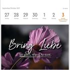 Text: „September/Oktober 2027“, „Bring Liebe in alles, was Du tust.“ 
Kalenderübersicht mit lila Blüte.