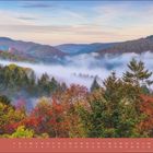 „Oktober“ in eleganter Schrift, darunter ein Kalender. Herbstliche Hügellandschaft mit Nebel zwischen den Bäumen.
