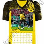 Das Bild zeigt einen Kalender für Oktober 2026 auf einem Fußballtrikot. Ein Spieler dribbelt einen Ball.