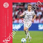 „Joshua Kimmich, Oktober, Vorjahresabz.“, Fußballspieler läuft; links Kalender des Monats Oktober; oben FC Bayern Logo.
