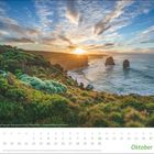 Kalender für Oktober, markiert sind Feiertage: 3.10., 26.10., 31.10. Zeigt eine Küstenlandschaft bei Sonnenaufgang.