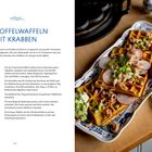Kartoffelwaffeln mit Krabben Rezept. Links Text, Zutaten und Anleitung. Rechts servierte Waffeln mit Radieschen, Krabben, Dill.