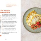 "Weißkohl-Steaks mit Tomatensalat" Anleitung für 2 Personen. Rechts, ein Teller mit überbackenem Kohl und Tomatensalat.