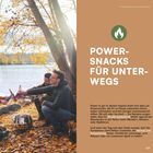 "Power-Snacks für unterwegs" steht in Großbuchstaben. Menschen sitzen am See, entspannen und genießen Snacks im Freien.