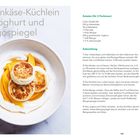 Titel: Hüttenkäse-Küchlein mit Joghurt und Mangospiegel. Links das Gericht: drei Küchlein auf Joghurt und Mango. Rechts Zutaten und Zubereitung.