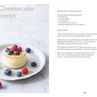 „Mini-Cheesecake mit Beeren“. Zutatenliste und Zubereitungsschritte für einen kleinen Kuchen. Bild zeigt einen Cheesecake mit Beeren auf einem Teller.