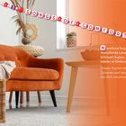 "S O N G S  O F  C O M F O R T" in Buchstabenperlen. Ein gemütliches Wohnzimmer mit orangefarbenem Sofa und Pflanzen.