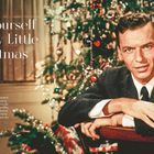 „Have Yourself a Merry Little Christmas“; ein Mann in Anzug vor einem festlich geschmückten Weihnachtsbaum.