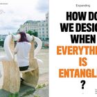 „HOW DO WE DESIGN WHEN EVERYTHING IS ENTANGLED?“ Links Person mit violettem Haar an einer Installation am Flussufer.