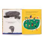 Linke Seite: „Aber am Tag darauf wachte er auf und war ganz VERNEBELT.“  
Rechte Seite: „Er formulierte lauter verschwommene Sätze, und als er in der Schule mit den anderen Kindern diskutierte, wirbelte er viel Staub auf. Lili wollte überhaupt nicht mit ihm spielen.“  
Illustration von Wolken, Regen und einer grünen Wiese mit spielenden Kindern.